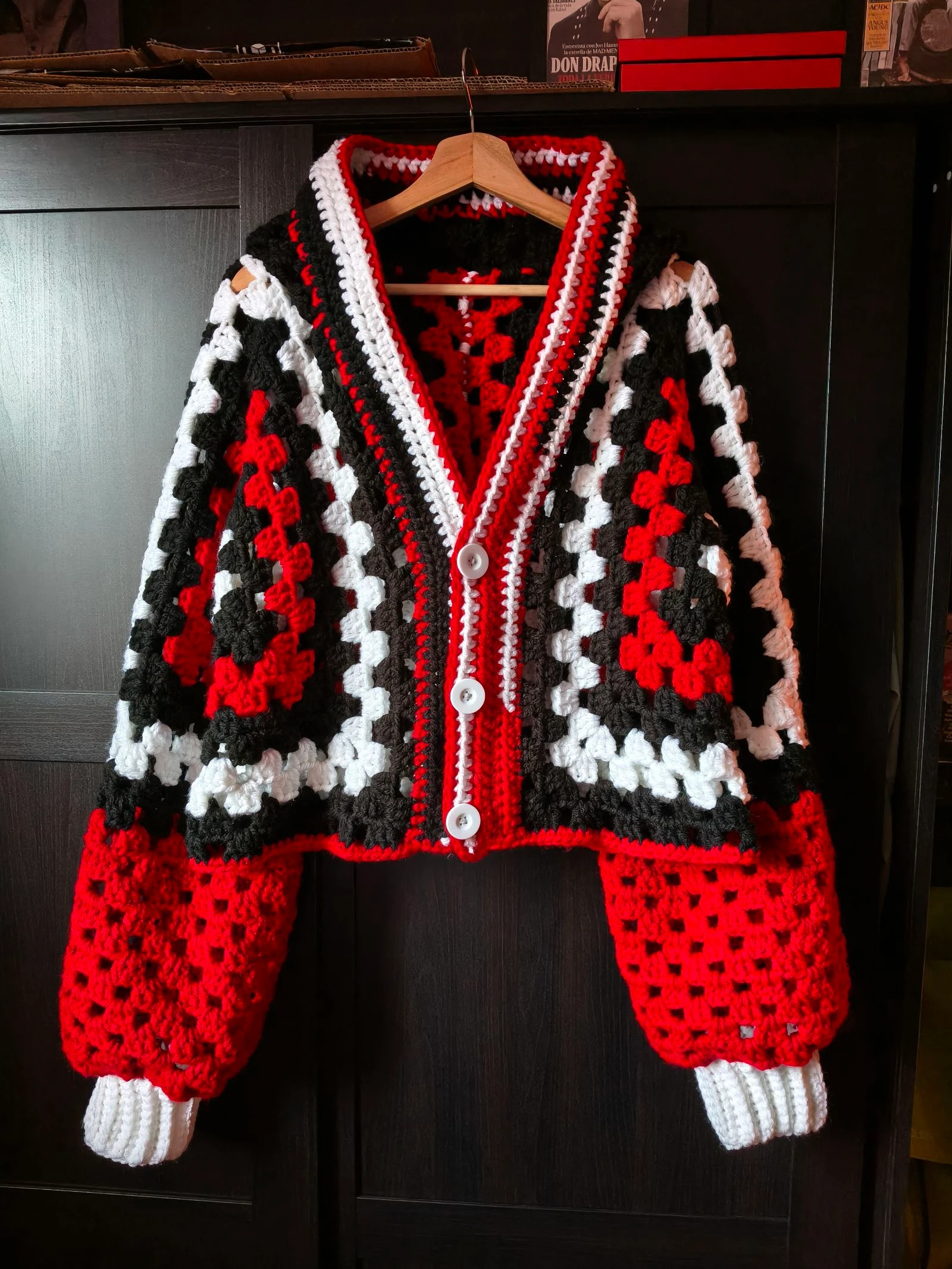 Cárdigan Cropped de Crochet Artesanal con Capucha – Estilo Granny Square (Rojo, Negro y Blanco)